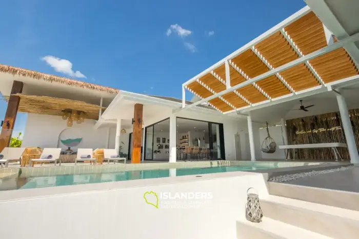 Magnificently appointed 4 bedroom villa with luxurious panoramic view