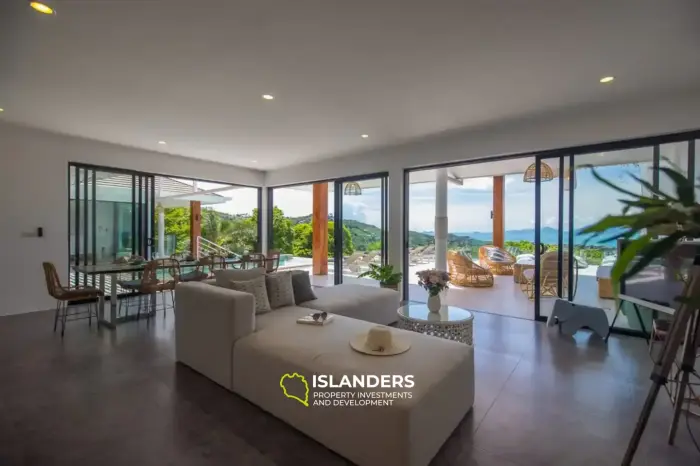 Magnificently appointed 4 bedroom villa with luxurious panoramic view