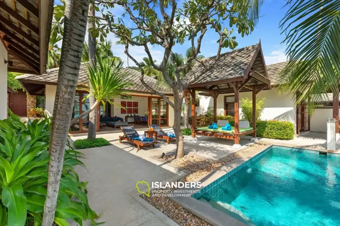 Villa mit 3 Schlafzimmern, modernen Annehmlichkeiten und traditionellem Thai-Stil