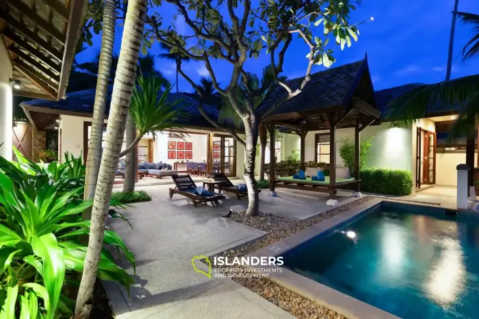 Villa mit 3 Schlafzimmern, modernen Annehmlichkeiten und traditionellem Thai-Stil