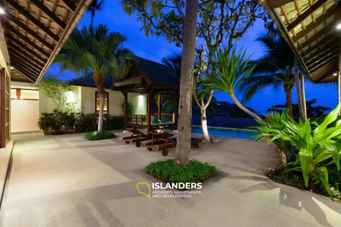 Villa mit 3 Schlafzimmern, modernen Annehmlichkeiten und traditionellem Thai-Stil