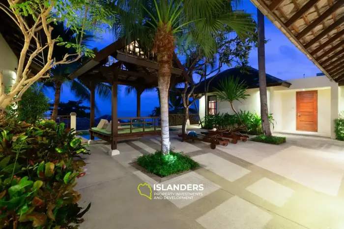 Villa mit 3 Schlafzimmern, modernen Annehmlichkeiten und traditionellem Thai-Stil