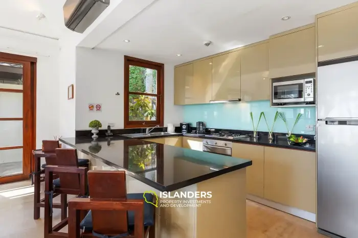 Villa mit 3 Schlafzimmern, modernen Annehmlichkeiten und traditionellem Thai-Stil