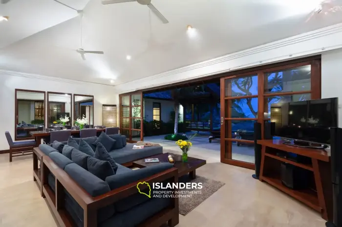 Villa mit 3 Schlafzimmern, modernen Annehmlichkeiten und traditionellem Thai-Stil