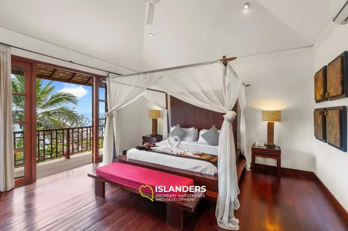 Villa mit 3 Schlafzimmern, modernen Annehmlichkeiten und traditionellem Thai-Stil