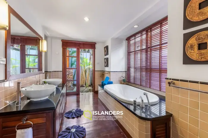 Villa mit 3 Schlafzimmern, modernen Annehmlichkeiten und traditionellem Thai-Stil