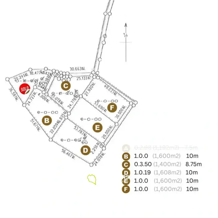 道路と電気を備えた、ハードサラダの最高の海の景色が見える土地!