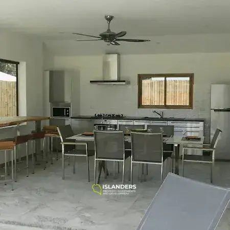 Villa con piscina de 3 dormitorios cerca del centro de la ciudad