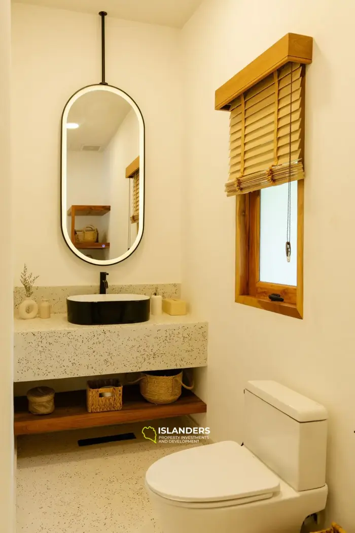 Villa en teck flambant neuve à Chaloklum