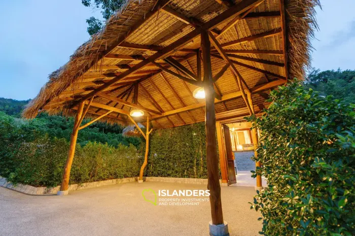 Villa en teck flambant neuve à Chaloklum