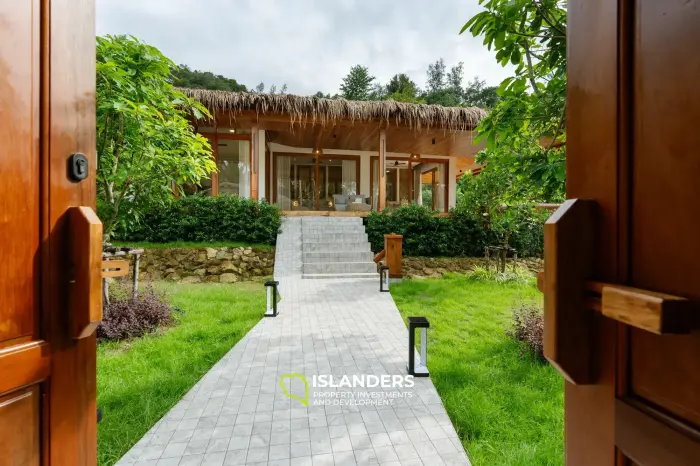 Villa en teck flambant neuve à Chaloklum