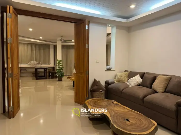 Villa de tres plantas con piscina, 5 dormitorios, amueblada y decorada.