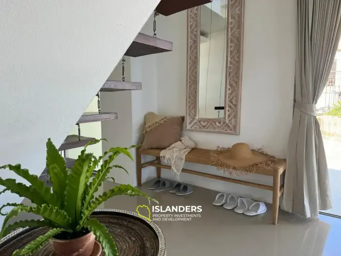 Villa de tres plantas con piscina, 5 dormitorios, amueblada y decorada.
