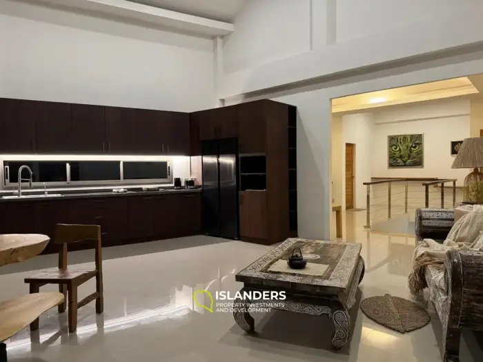 Villa de tres plantas con piscina, 5 dormitorios, amueblada y decorada.