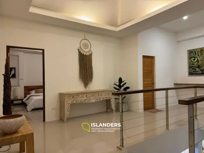 Villa de tres plantas con piscina, 5 dormitorios, amueblada y decorada.