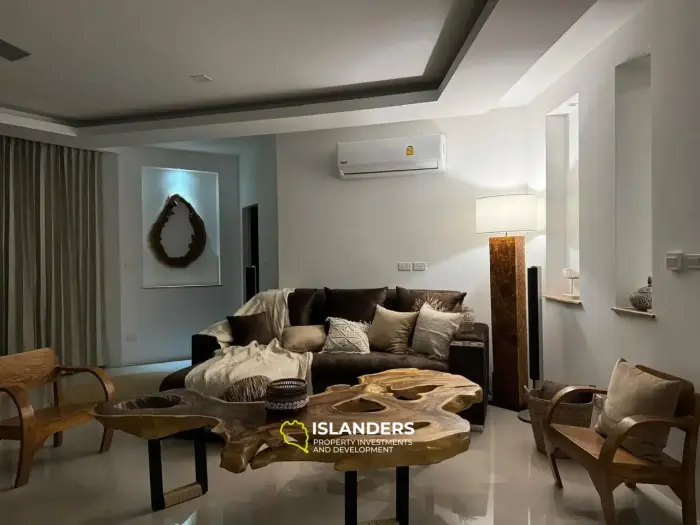 Villa de tres plantas con piscina, 5 dormitorios, amueblada y decorada.
