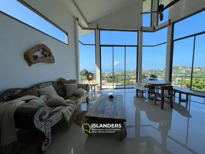 Villa de tres plantas con piscina, 5 dormitorios, amueblada y decorada.