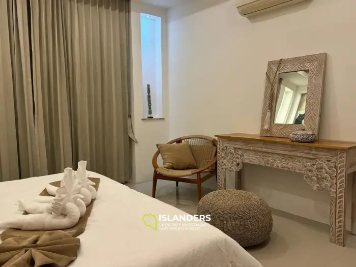 Villa de tres plantas con piscina, 5 dormitorios, amueblada y decorada.