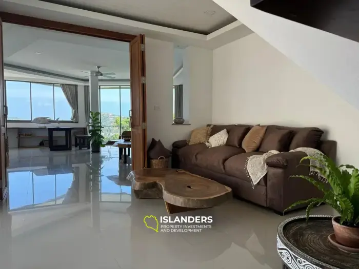 Villa de tres plantas con piscina, 5 dormitorios, amueblada y decorada.
