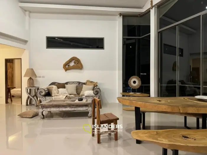 Villa de tres plantas con piscina, 5 dormitorios, amueblada y decorada.