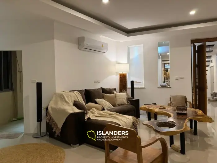 Villa de tres plantas con piscina, 5 dormitorios, amueblada y decorada.