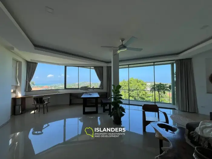 Villa de tres plantas con piscina, 5 dormitorios, amueblada y decorada.