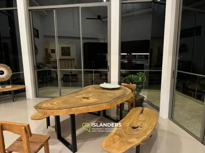 Villa de tres plantas con piscina, 5 dormitorios, amueblada y decorada.
