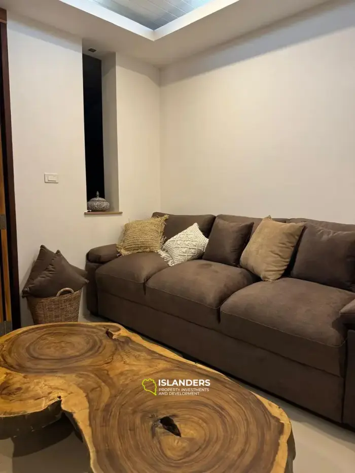 Villa de tres plantas con piscina, 5 dormitorios, amueblada y decorada.