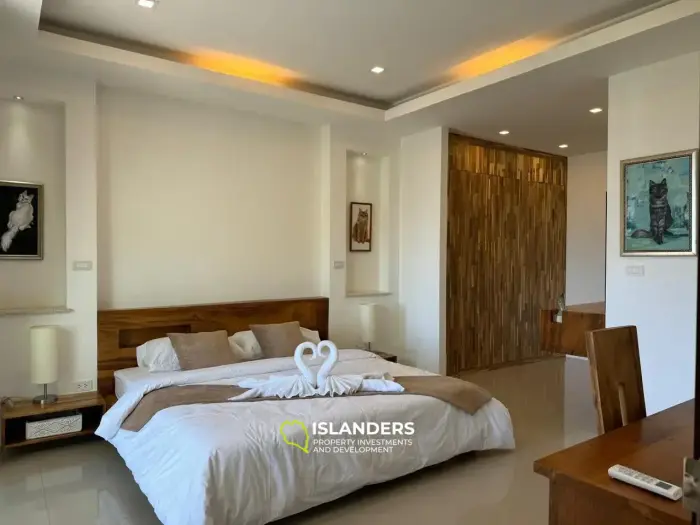 Villa de tres plantas con piscina, 5 dormitorios, amueblada y decorada.