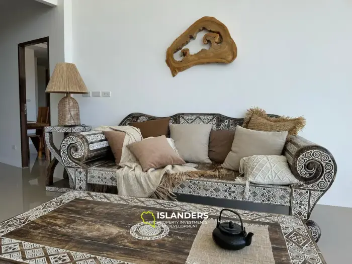Villa de tres plantas con piscina, 5 dormitorios, amueblada y decorada.