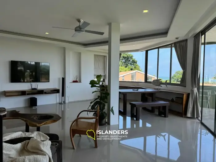 Villa de tres plantas con piscina, 5 dormitorios, amueblada y decorada.