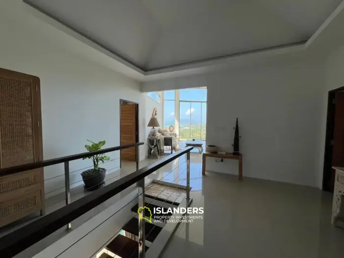 Villa de tres plantas con piscina, 5 dormitorios, amueblada y decorada.