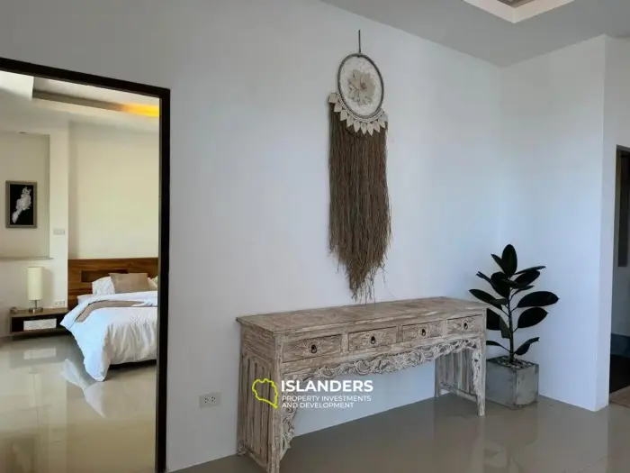 Villa de tres plantas con piscina, 5 dormitorios, amueblada y decorada.