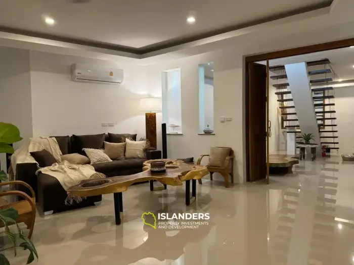 Villa de tres plantas con piscina, 5 dormitorios, amueblada y decorada.