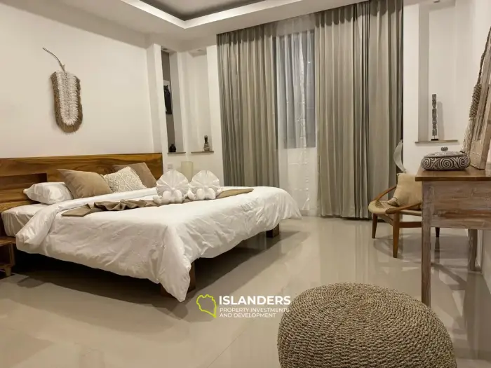 Villa de tres plantas con piscina, 5 dormitorios, amueblada y decorada.