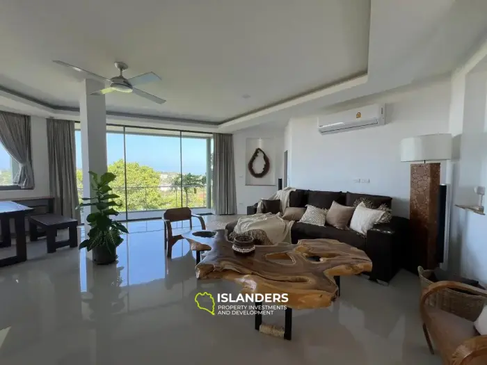 Villa de tres plantas con piscina, 5 dormitorios, amueblada y decorada.