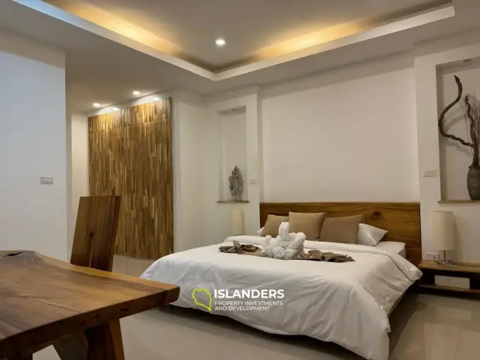 Villa de tres plantas con piscina, 5 dormitorios, amueblada y decorada.
