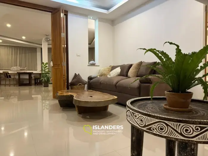 Villa de tres plantas con piscina, 5 dormitorios, amueblada y decorada.