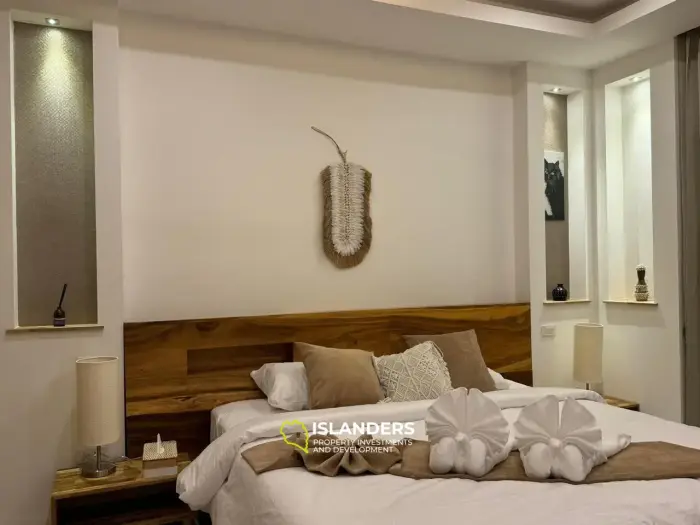 Villa de tres plantas con piscina, 5 dormitorios, amueblada y decorada.