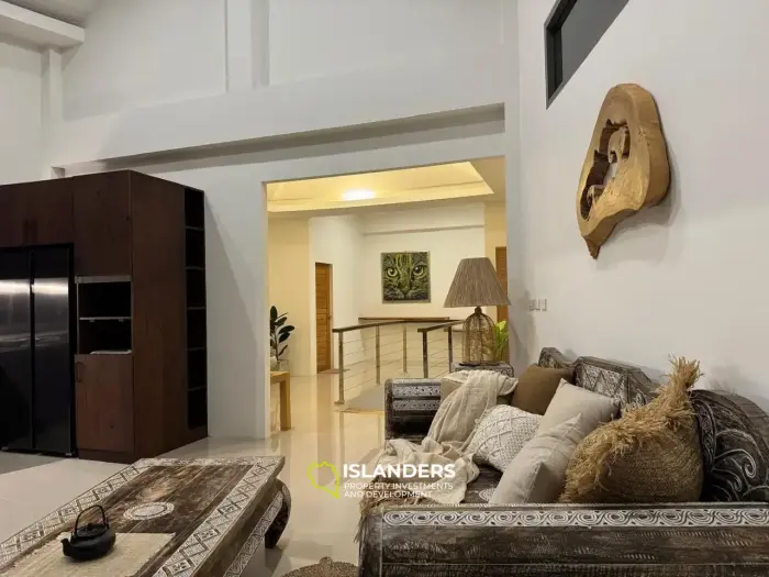 Villa de tres plantas con piscina, 5 dormitorios, amueblada y decorada.