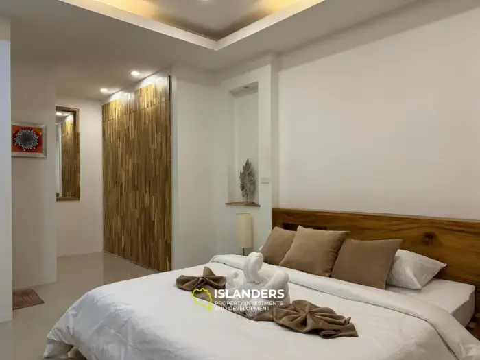 Villa de tres plantas con piscina, 5 dormitorios, amueblada y decorada.