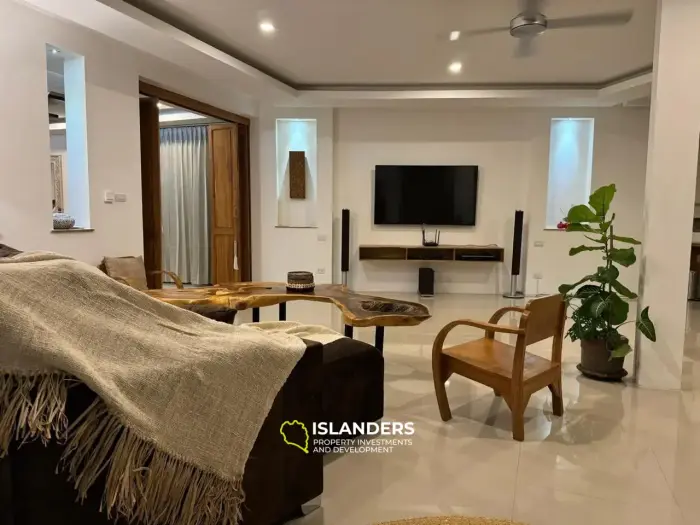 Villa de tres plantas con piscina, 5 dormitorios, amueblada y decorada.