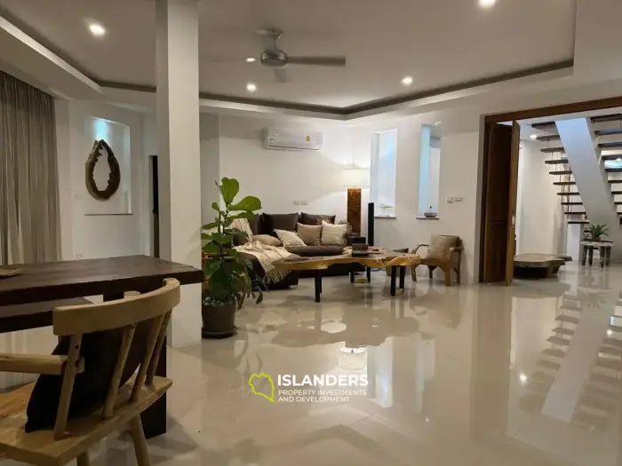 Villa de tres plantas con piscina, 5 dormitorios, amueblada y decorada.