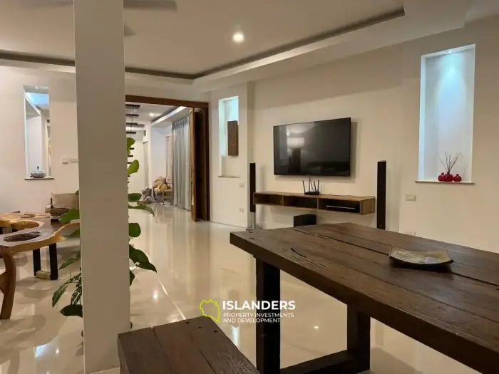 Villa de tres plantas con piscina, 5 dormitorios, amueblada y decorada.