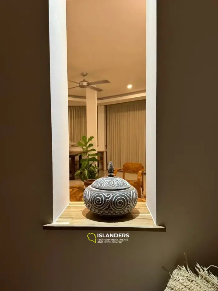Villa de tres plantas con piscina, 5 dormitorios, amueblada y decorada.