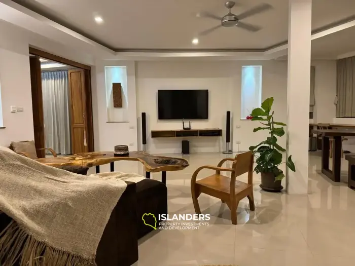 Villa de tres plantas con piscina, 5 dormitorios, amueblada y decorada.