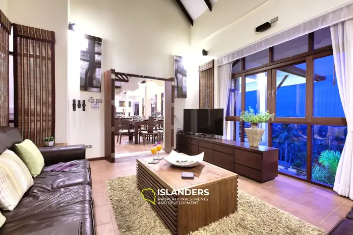Luxury 5 bdrm pool villa overlooking ocean and rainforest