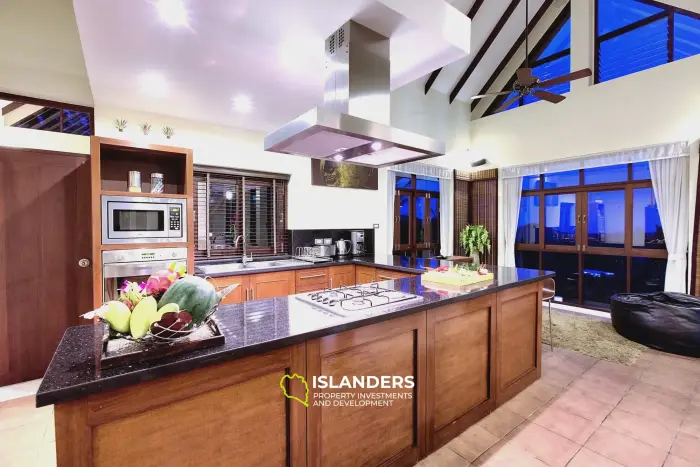 Luxury 5 bdrm pool villa overlooking ocean and rainforest