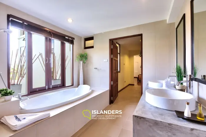 Luxury 5 bdrm pool villa overlooking ocean and rainforest