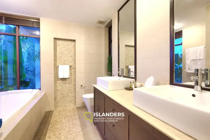 Luxury 5 bdrm pool villa overlooking ocean and rainforest